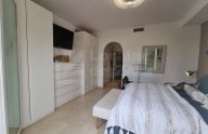 Luminoso ático dúplex de 5 dormitorios situado en una de las zonas mas exclusivas de Marbella