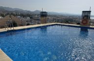 Renovado apartamento de 2 dormitorios con piscina comunitaria en el centro de Marbella.
