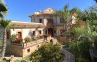 Spectacular rustic finca of 9,000 m² with a home on the New Golden Mile, Estepona