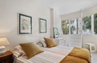 Amplio apartamento dúplex de 3 dormitorios en planta baja en La Milla de Oro de Marbella