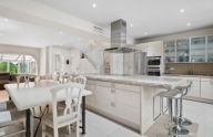 Amplio apartamento dúplex de 3 dormitorios en planta baja en La Milla de Oro de Marbella
