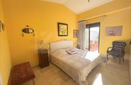 Amplio ático dúplex de tres dormitorios con vistas panorámicas en Coto Real, Marbella