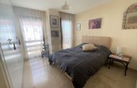 Amplio ático dúplex de tres dormitorios con vistas panorámicas en Coto Real, Marbella