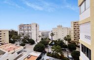 Soleado apartamento de 2 dormitorios a reformar con vistas al mar en Marbella centro