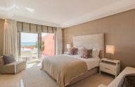 Wonderful 3-bedroom duplex penthouse on the beachfront in Marbella East