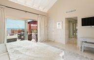 Maravilloso ático dúplex de 3 dormitorios en primera línea de playa en Marbella Este