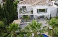 Preciosa villa de tres dormitorios en Carib Playa, Marbella Este