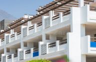 Para inversores, moderno apartamento de 2 dormitorios en complejo privado en Estepona