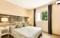 Soleado apartamento de 3 dormitorios situado en el Valle del Golf, Marbella