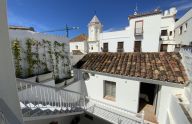 Maravillosa casa de tres plantas con licencia turística situada en la zona más icónica del casco antiguo de Marbella