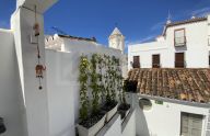 Maravillosa casa de tres plantas con licencia turística situada en la zona más icónica del casco antiguo de Marbella