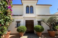 Espectacular villa de estilo andaluz de cuatro plantas en Valdeolletas, Marbella