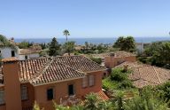 Espectacular villa de estilo andaluz de cuatro plantas en Valdeolletas, Marbella