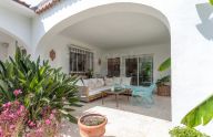Villa reformada junto a la playa en Los Monteros, Marbella Este