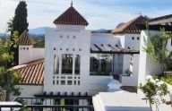 Maravillosa villa de estilo mediterráneo con vistas al mar y a la montaña en Aloha, Marbella