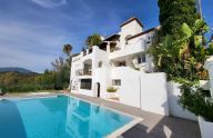 Maravillosa villa de estilo mediterráneo con vistas al mar y a la montaña en Aloha, Marbella