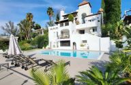 Maravillosa villa de estilo mediterráneo con vistas al mar y a la montaña en Aloha, Marbella