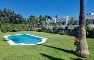 Impecable apartamento de un dormitorio con vistas al mar en Marbella Este.