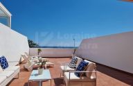 Impecable apartamento de un dormitorio con vistas al mar en Marbella Este.