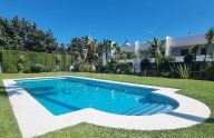 Impecable apartamento de un dormitorio con vistas al mar en Marbella Este.