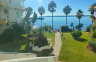 One-bedroom ground floor apartment with a garage next to the sea in Marbella