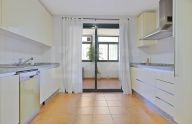 Apartamento espacioso de tres dormitorios en Jardines de la Colonia, en San Pedro de Alcántara