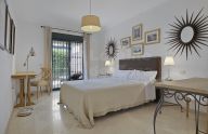 Apartamento espacioso de tres dormitorios en Jardines de la Colonia, en San Pedro de Alcántara