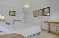 Apartamento espacioso de tres dormitorios en Jardines de la Colonia, en San Pedro de Alcántara