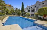 Apartamento espacioso de tres dormitorios en Jardines de la Colonia, en San Pedro de Alcántara