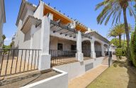 Apartamento espacioso de tres dormitorios en Jardines de la Colonia, en San Pedro de Alcántara