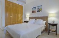 Apartamento espacioso de tres dormitorios en Jardines de la Colonia, en San Pedro de Alcántara