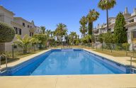 Apartamento espacioso de tres dormitorios en Jardines de la Colonia, en San Pedro de Alcántara