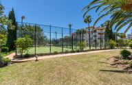 Excelente apartamento de 2 dormitorios y garaje situado en la Milla de Oro de Marbella