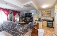 Amplia adosada con apartamento independiente en zona Xarblanca, Marbella