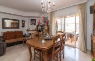 Amplia adosada con apartamento independiente en zona Xarblanca, Marbella