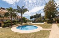 Amplia adosada con apartamento independiente en zona Xarblanca, Marbella