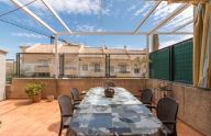 Amplia adosada con apartamento independiente en zona Xarblanca, Marbella