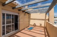 Amplia adosada con apartamento independiente en zona Xarblanca, Marbella