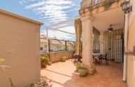 Amplia adosada con apartamento independiente en zona Xarblanca, Marbella