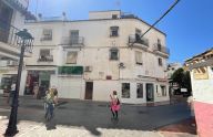 Building with 2 premises and 2 apartments in the old town of Marbella