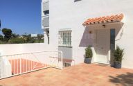Villa pareada de 3 dormitorios con vistas parciales al mar en Artola, Marbella Este