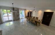 Beautiful three-story townhouse in a beautiful and quiet urbanization in Valdeolletas, Marbella