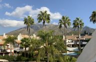 Beautiful three-story townhouse in a beautiful and quiet urbanization in Valdeolletas, Marbella