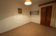 Townhouse with commecial & independent apartment to renovate in Marbella Old Town