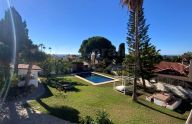 Villa de 3 dormitorios junto a la Finca con vistas al mar y a la montaña en Marbella Este