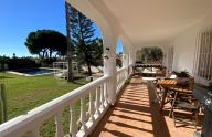 Villa de 3 dormitorios junto a la Finca con vistas al mar y a la montaña en Marbella Este