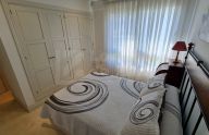 Soleado apartamento de dos dormitorios en estado impecable situado en la Milla de Oro de Marbella