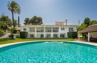 Espectacular villa independiente de 6 dormitorios en la Milla de Oro de Marbella