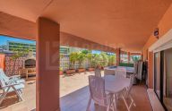 Gran piso de 5 dormitorios con piscina y garaje en el centro de Marbella