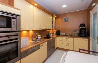Exclusivo piso de 3 dormitorios en Marina Mariola en primera linea de playa en Marbella